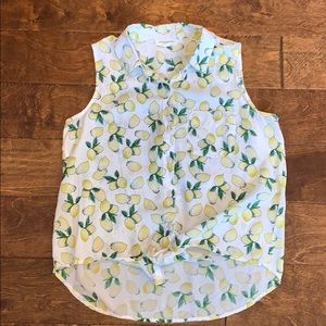 Sleeveless, collared lemon top